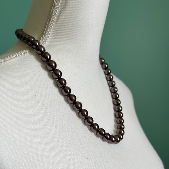Classic Black Beaded Necklace with Lustrous Finish - Picture 2 of 4